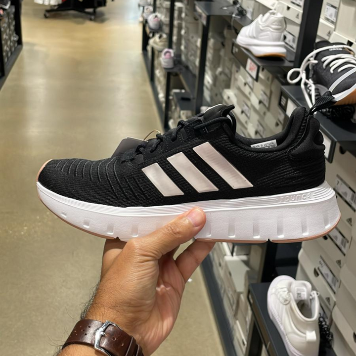 Swift Run Black / White