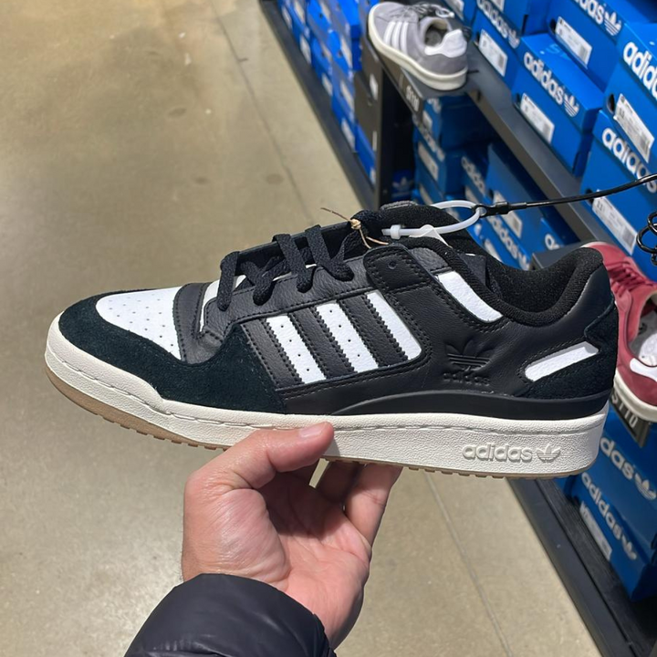 Forum Low Sneakers Black / White