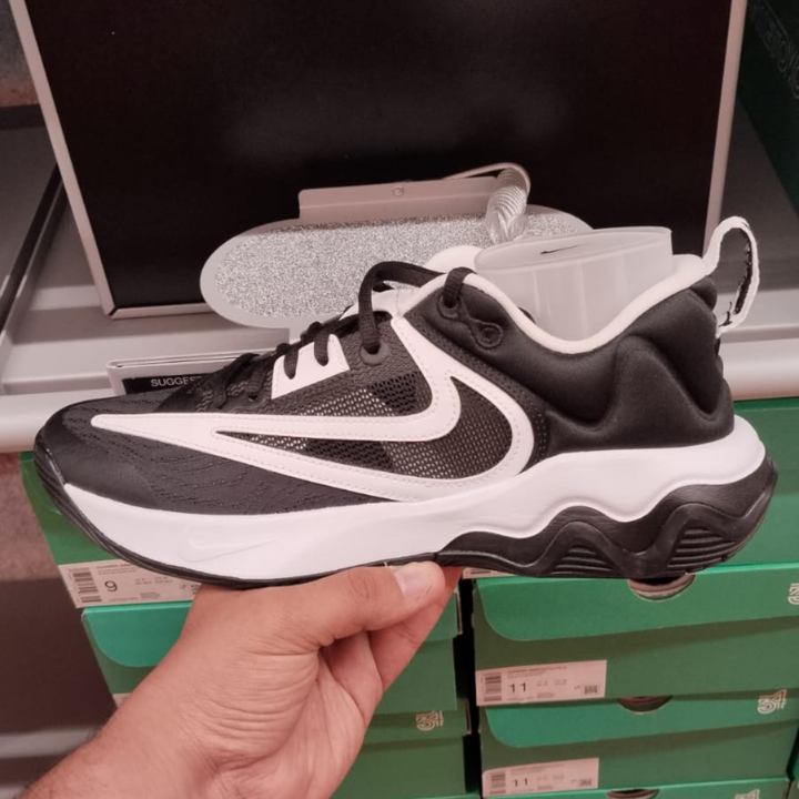 GIANNIS IMMORTALITY 3 Black + white