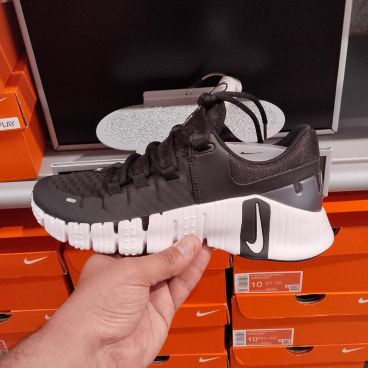 Free Metcon 5 Black / White